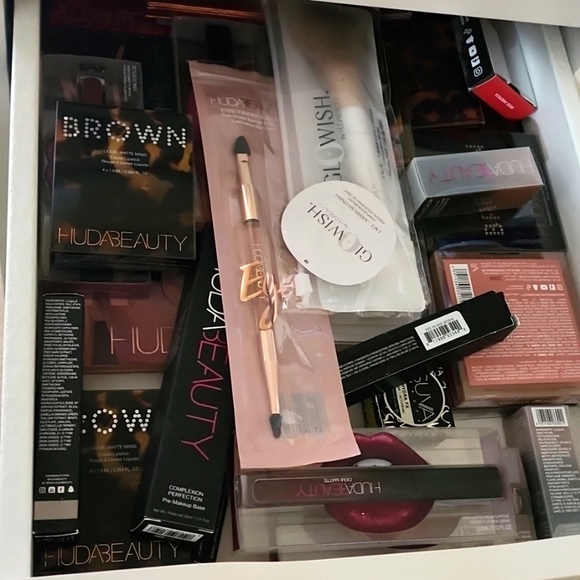 Makeup mystery bundle Retail 320- 350 - Picture 3 of 13